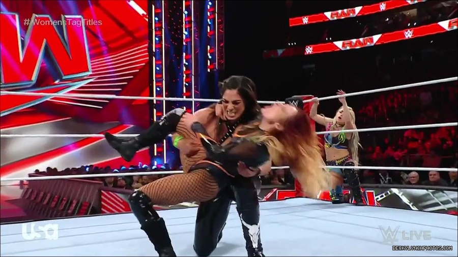 WWE_Monday_Night_Raw_2023_04_10_720p_HDTV_x264-NWCHD_mp4_002571456.jpg