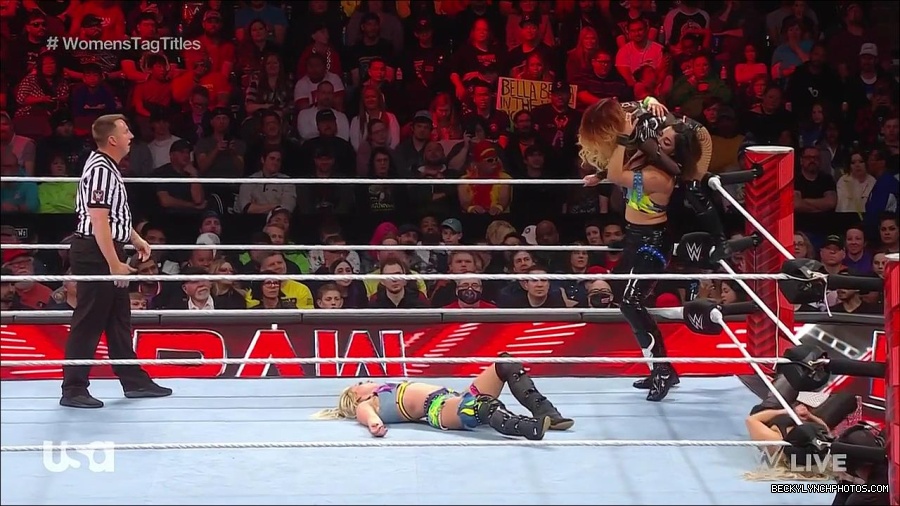 WWE_Monday_Night_Raw_2023_04_10_720p_HDTV_x264-NWCHD_mp4_002743628.jpg