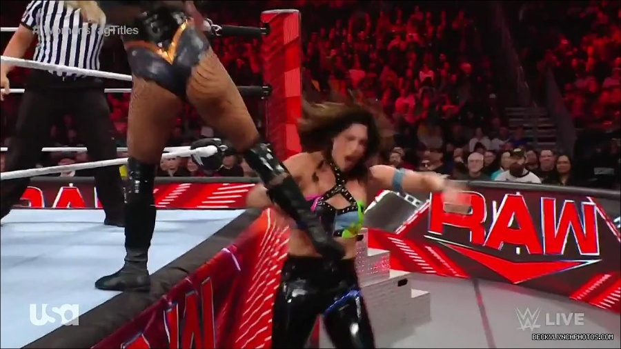 WWE_Monday_Night_Raw_2023_04_10_720p_HDTV_x264-NWCHD_mp4_002833718.jpg