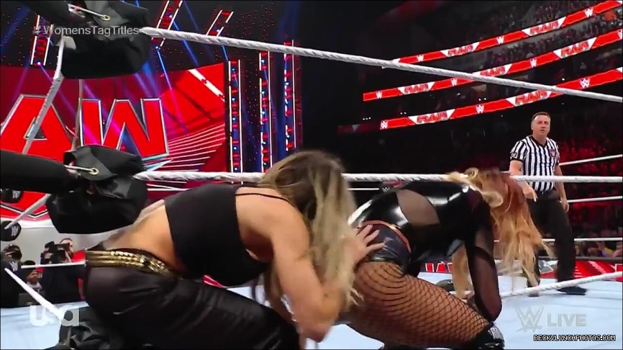 WWE_Monday_Night_Raw_2023_04_10_720p_HDTV_x264-NWCHD_mp4_002838923.jpg
