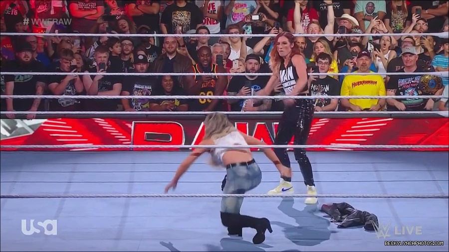 WWE_Monday_Night_Raw_2023_05_08_720p_HDTV_x264-NWCHD_mp4_005380129.jpg
