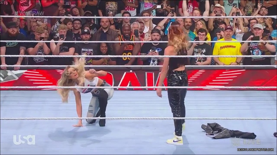 WWE_Monday_Night_Raw_2023_05_08_720p_HDTV_x264-NWCHD_mp4_005382531.jpg
