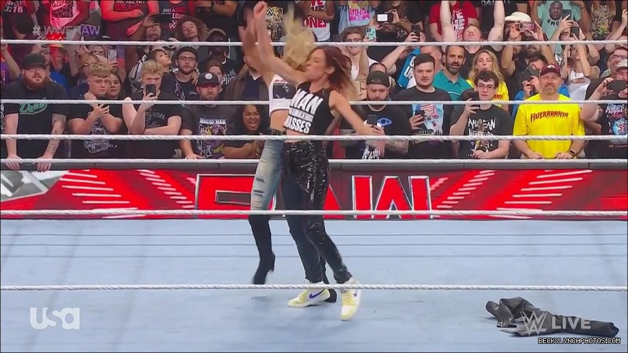 WWE_Monday_Night_Raw_2023_05_08_720p_HDTV_x264-NWCHD_mp4_005383732.jpg