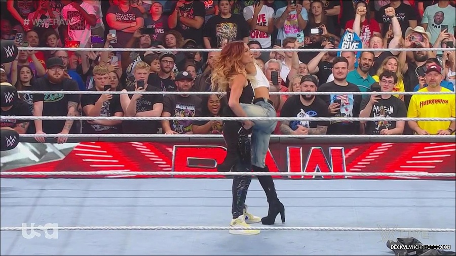 WWE_Monday_Night_Raw_2023_05_08_720p_HDTV_x264-NWCHD_mp4_005388137.jpg