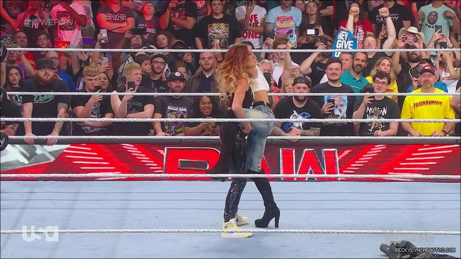WWE_Monday_Night_Raw_2023_05_08_720p_HDTV_x264-NWCHD_mp4_005388537.jpg