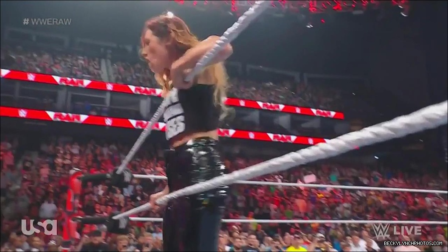 WWE_Monday_Night_Raw_2023_05_08_720p_HDTV_x264-NWCHD_mp4_005392541.jpg