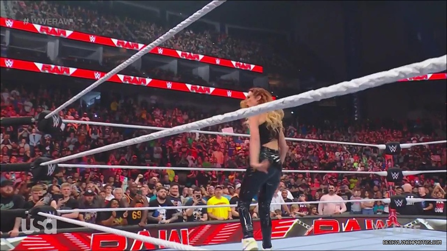 WWE_Monday_Night_Raw_2023_05_08_720p_HDTV_x264-NWCHD_mp4_005394143.jpg