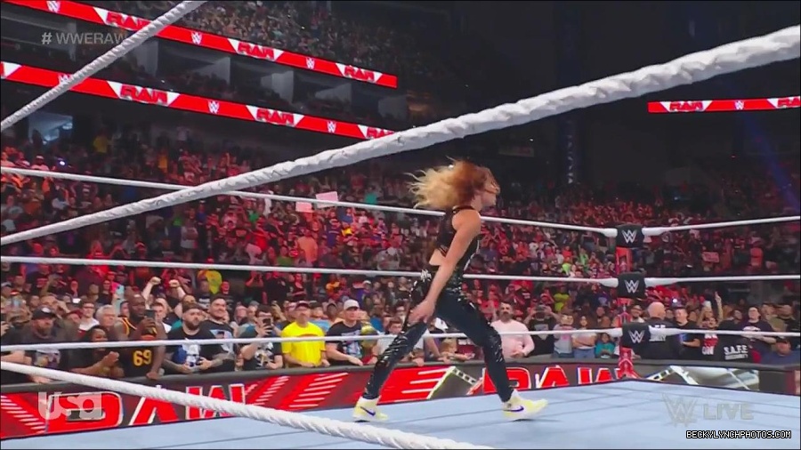 WWE_Monday_Night_Raw_2023_05_08_720p_HDTV_x264-NWCHD_mp4_005394943.jpg