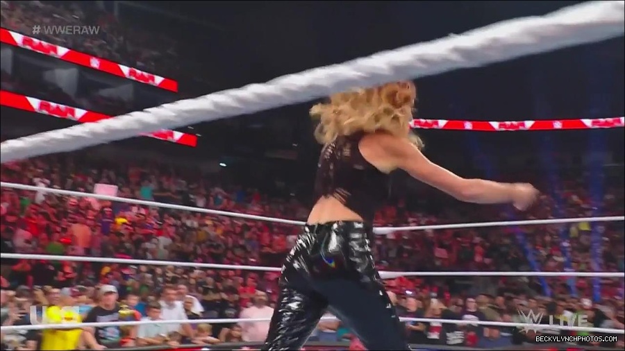 WWE_Monday_Night_Raw_2023_05_08_720p_HDTV_x264-NWCHD_mp4_005400149.jpg