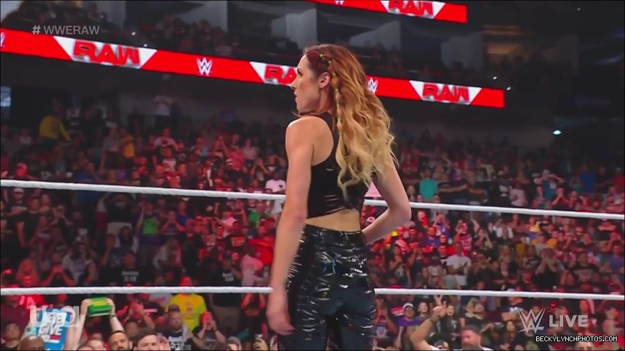 WWE_Monday_Night_Raw_2023_05_08_720p_HDTV_x264-NWCHD_mp4_005409758.jpg