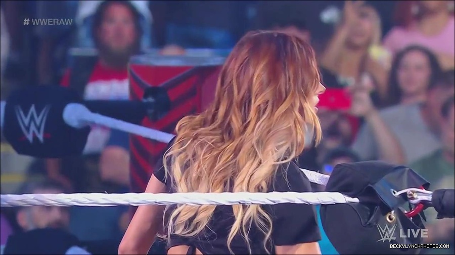 WWE_Monday_Night_Raw_2023_05_15_720p_HDTV_x264-NWCHD_mp4_003128079.jpg