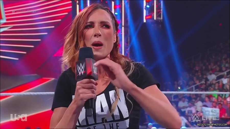WWE_Monday_Night_Raw_2023_05_15_720p_HDTV_x264-NWCHD_mp4_003249600.jpg
