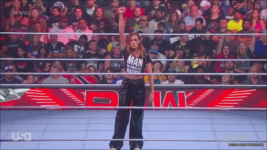 WWE_Monday_Night_Raw_2023_05_15_720p_HDTV_x264-NWCHD_mp4_003398149.jpg