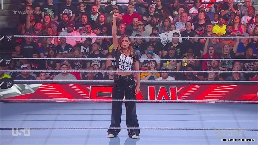 WWE_Monday_Night_Raw_2023_05_15_720p_HDTV_x264-NWCHD_mp4_003398949.jpg