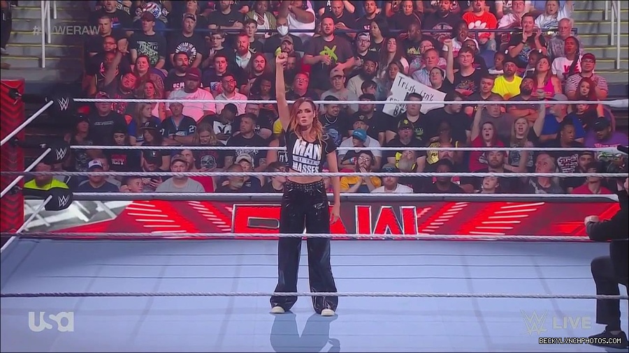 WWE_Monday_Night_Raw_2023_05_15_720p_HDTV_x264-NWCHD_mp4_003399750.jpg