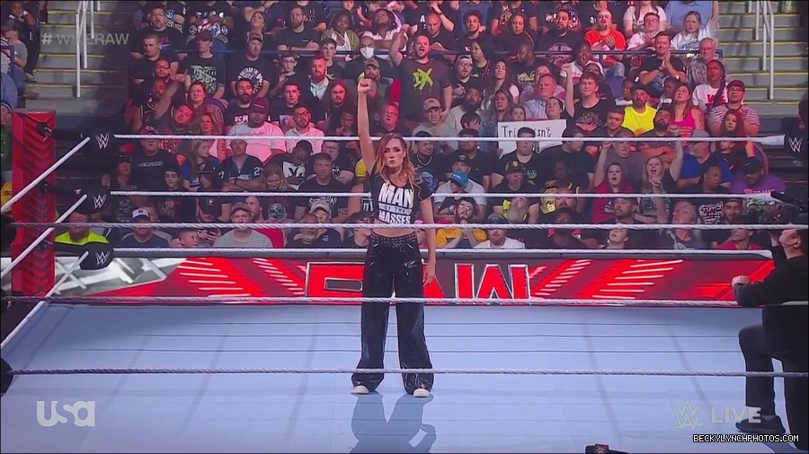 WWE_Monday_Night_Raw_2023_05_15_720p_HDTV_x264-NWCHD_mp4_003400151.jpg