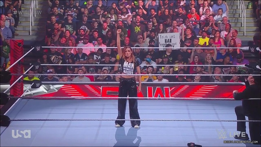 WWE_Monday_Night_Raw_2023_05_15_720p_HDTV_x264-NWCHD_mp4_003400551.jpg