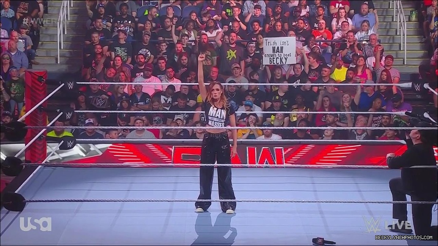 WWE_Monday_Night_Raw_2023_05_15_720p_HDTV_x264-NWCHD_mp4_003400951.jpg