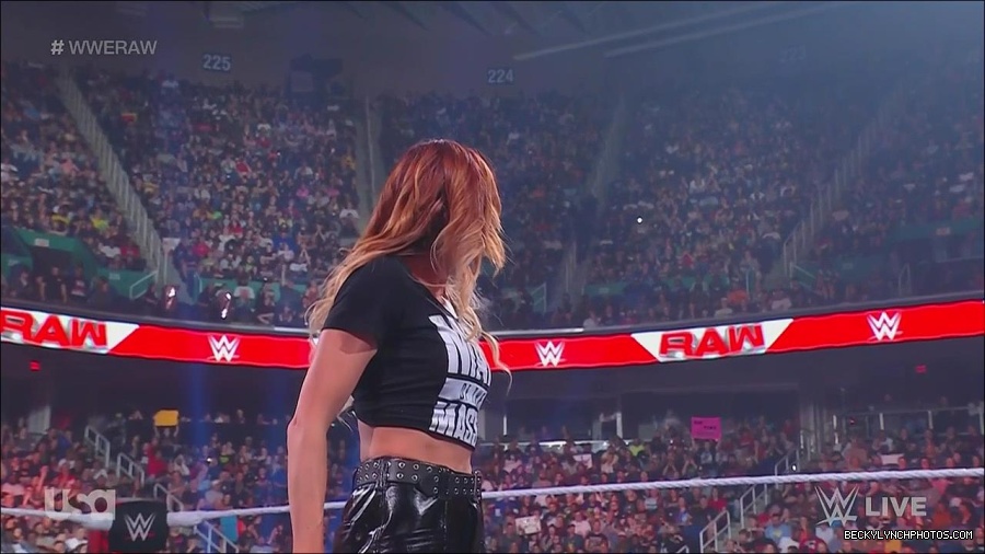 WWE_Monday_Night_Raw_2023_05_15_720p_HDTV_x264-NWCHD_mp4_003406557.jpg