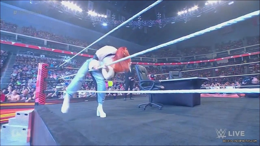 WWE_Monday_Night_Raw_2023_05_22_720p_HDTV_x264-NWCHD_mp4_004880796.jpg