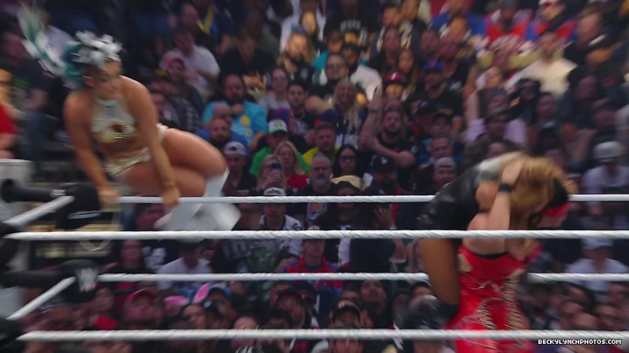 WWE_Wrestlemania_41_Sunday_Becky_Lyra_vs_Liv_Raquel5B28015029292025-06-05-18-41-315D.JPG