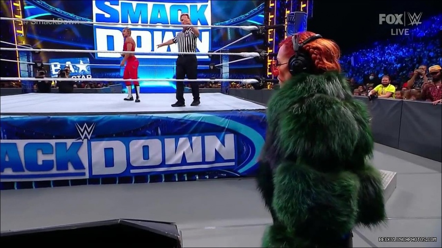WWE_Friday_Night_SmackDown_2021_10_01_720p_HDTV_x264-NWCHD_mp4_004545748.jpg