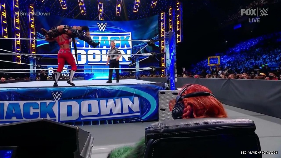 WWE_Friday_Night_SmackDown_2021_10_01_720p_HDTV_x264-NWCHD_mp4_004900380.jpg