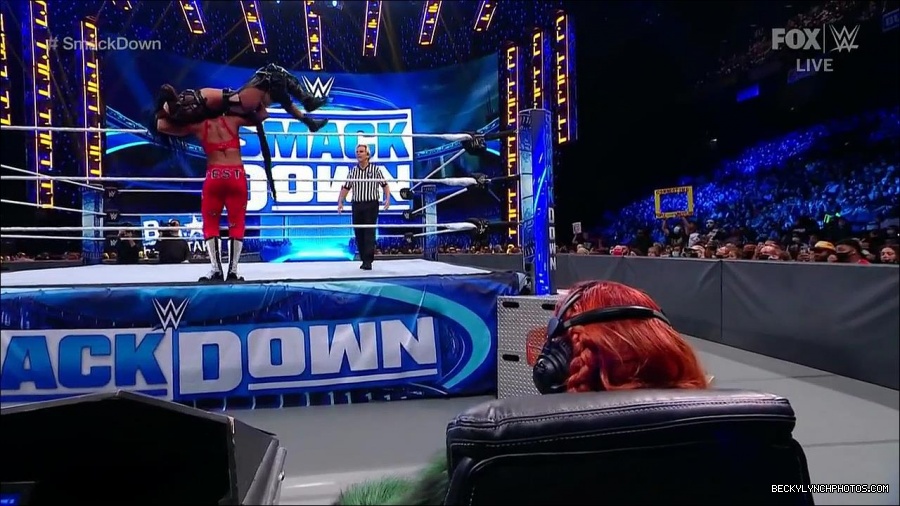 WWE_Friday_Night_SmackDown_2021_10_01_720p_HDTV_x264-NWCHD_mp4_004901081.jpg