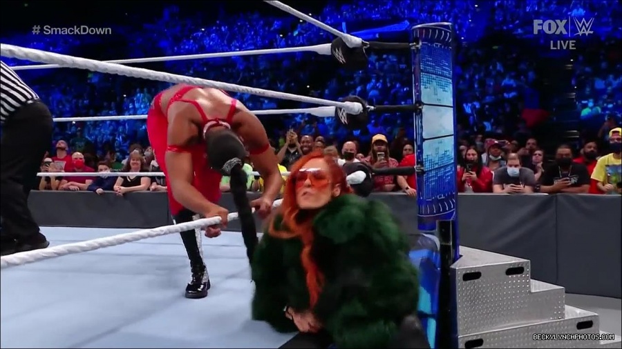 WWE_Friday_Night_SmackDown_2021_10_01_720p_HDTV_x264-NWCHD_mp4_004939619.jpg