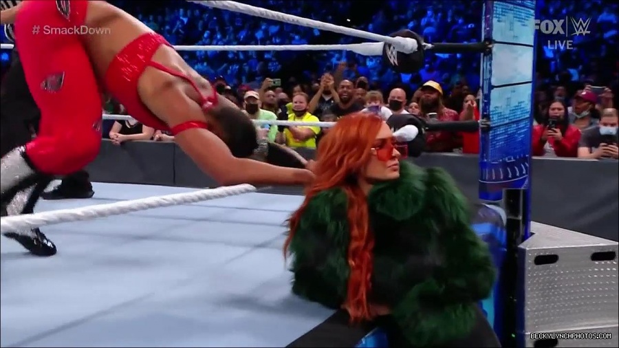 WWE_Friday_Night_SmackDown_2021_10_01_720p_HDTV_x264-NWCHD_mp4_004941021.jpg