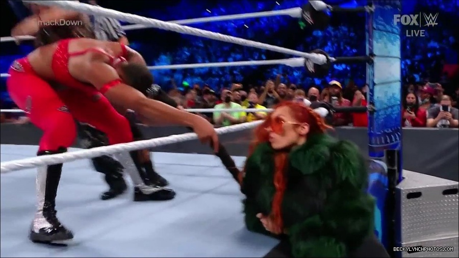 WWE_Friday_Night_SmackDown_2021_10_01_720p_HDTV_x264-NWCHD_mp4_004941722.jpg