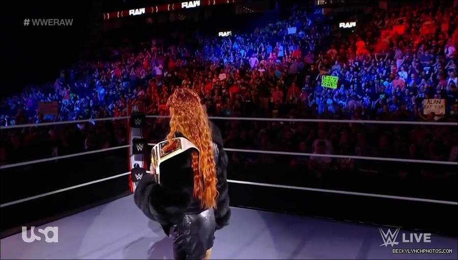 WWE_Monday_Night_Raw_2021_10_04_720p_HDTV_x264-NWCHD_mp4_000257156.jpg