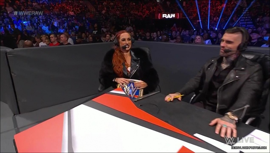 WWE_Monday_Night_Raw_2021_10_04_720p_HDTV_x264-NWCHD_mp4_006997393.jpg