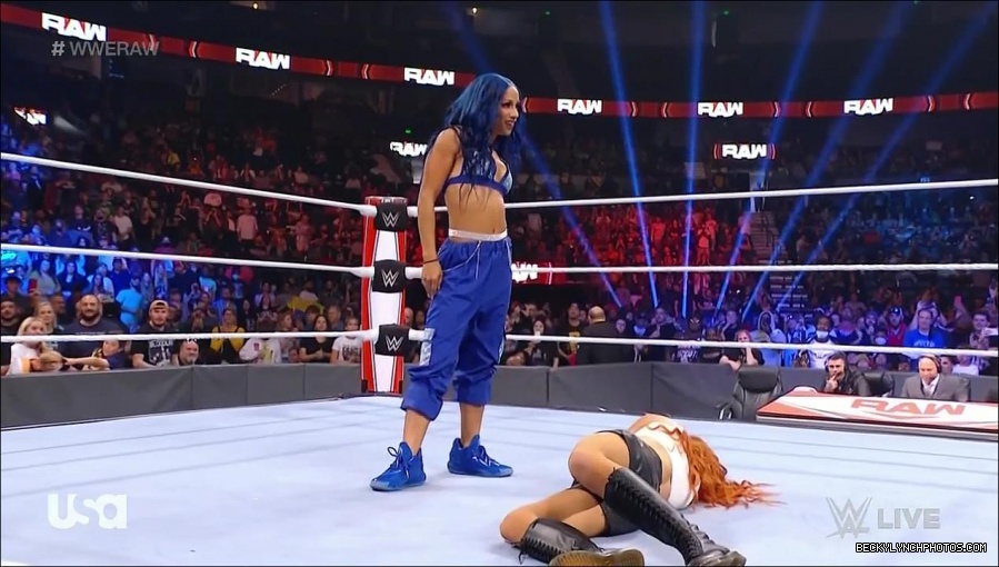 WWE_Monday_Night_Raw_2021_10_04_720p_HDTV_x264-NWCHD_mp4_007611507.jpg