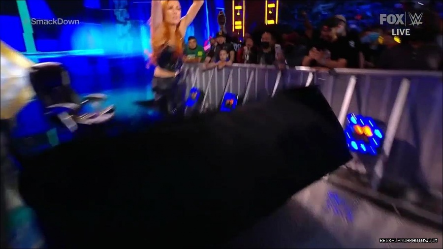 WWE_Friday_Night_SmackDown_2021_10_08_720p_HDTV_x264-NWCHD_mp4_000405037.jpg