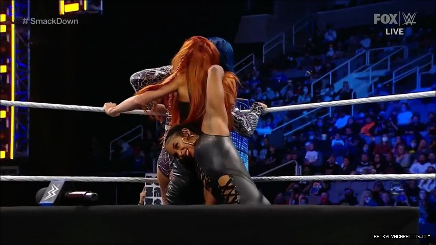 WWE_Friday_Night_SmackDown_2021_10_08_720p_HDTV_x264-NWCHD_mp4_000454086.jpg