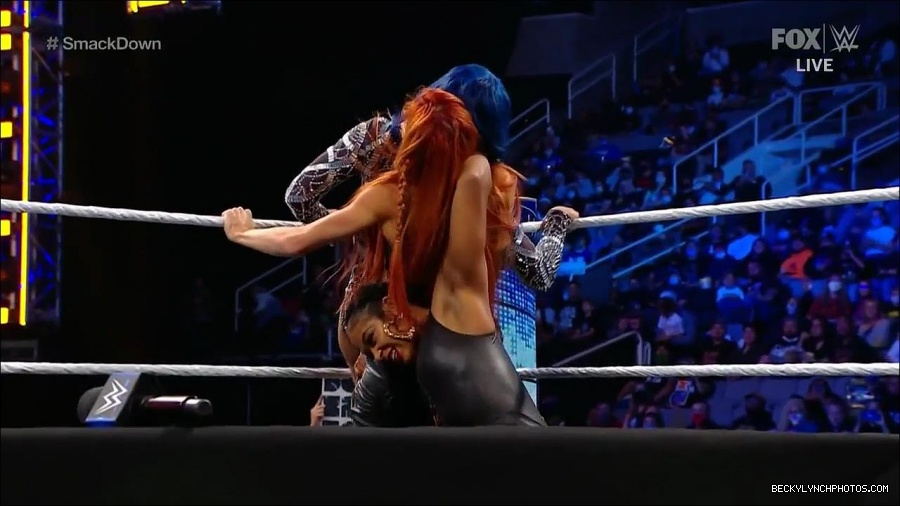 WWE_Friday_Night_SmackDown_2021_10_08_720p_HDTV_x264-NWCHD_mp4_000454787.jpg