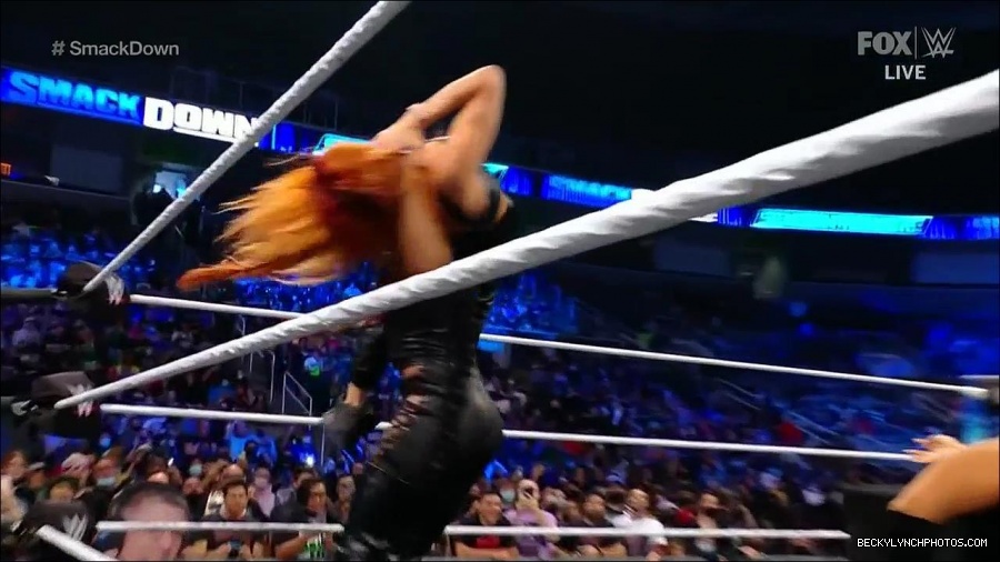 WWE_Friday_Night_SmackDown_2021_10_08_720p_HDTV_x264-NWCHD_mp4_000466699.jpg