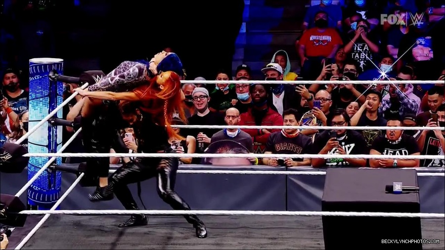 WWE_Supersized_SmackDown_2021_10_15_720p_HDTV_x264-NWCHD_mp4_005050322.jpg