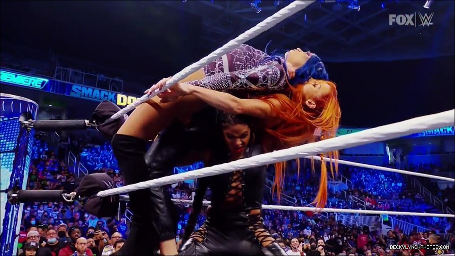 WWE_Supersized_SmackDown_2021_10_15_720p_HDTV_x264-NWCHD_mp4_005050923.jpg