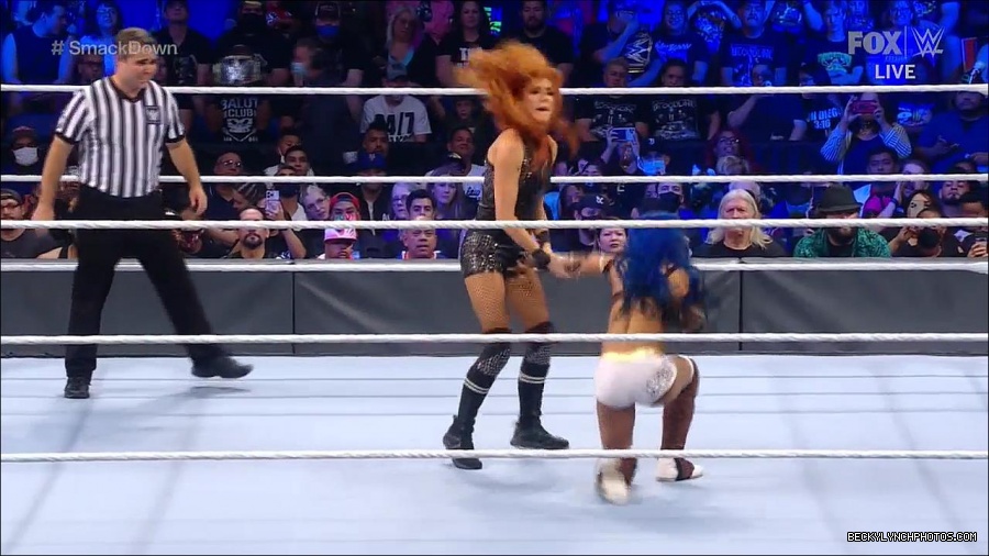 WWE_Supersized_SmackDown_2021_10_15_720p_HDTV_x264-NWCHD_mp4_005235507.jpg