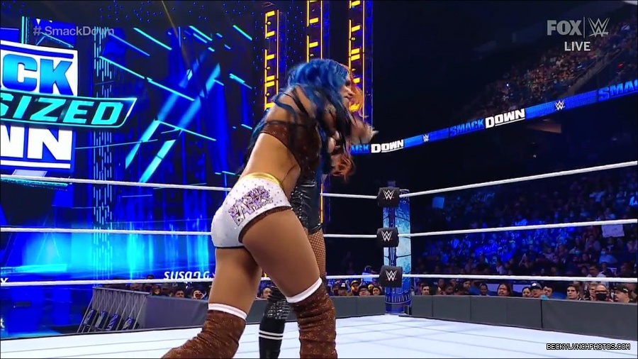 WWE_Supersized_SmackDown_2021_10_15_720p_HDTV_x264-NWCHD_mp4_005237910.jpg