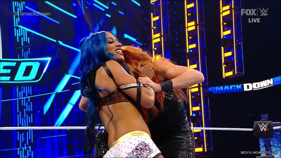 WWE_Supersized_SmackDown_2021_10_15_720p_HDTV_x264-NWCHD_mp4_005249321.jpg