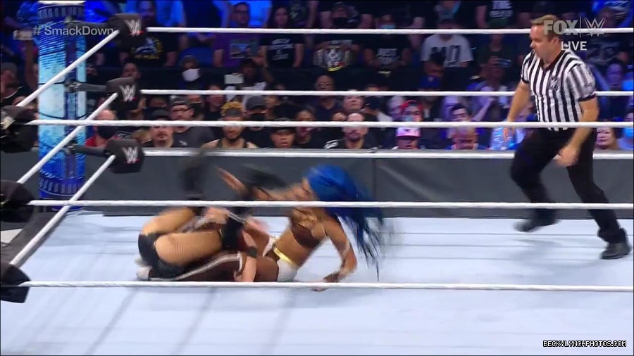 WWE_Supersized_SmackDown_2021_10_15_720p_HDTV_x264-NWCHD_mp4_005293766.jpg