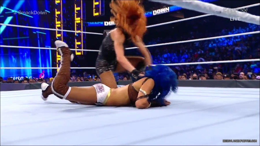 WWE_Supersized_SmackDown_2021_10_15_720p_HDTV_x264-NWCHD_mp4_005337009.jpg