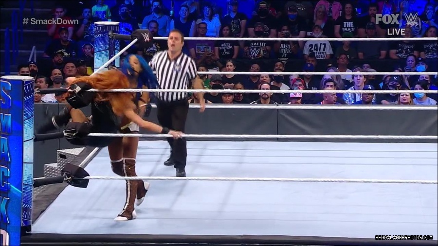 WWE_Supersized_SmackDown_2021_10_15_720p_HDTV_x264-NWCHD_mp4_005361033.jpg