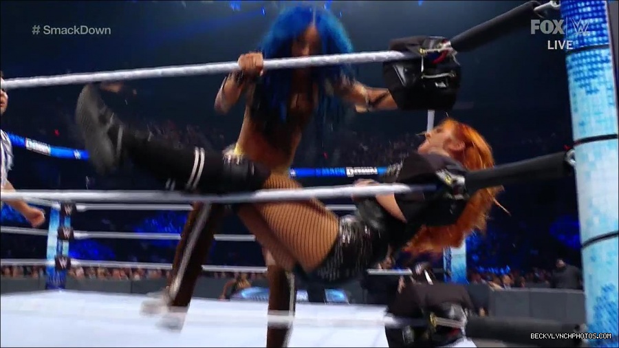 WWE_Supersized_SmackDown_2021_10_15_720p_HDTV_x264-NWCHD_mp4_005362234.jpg