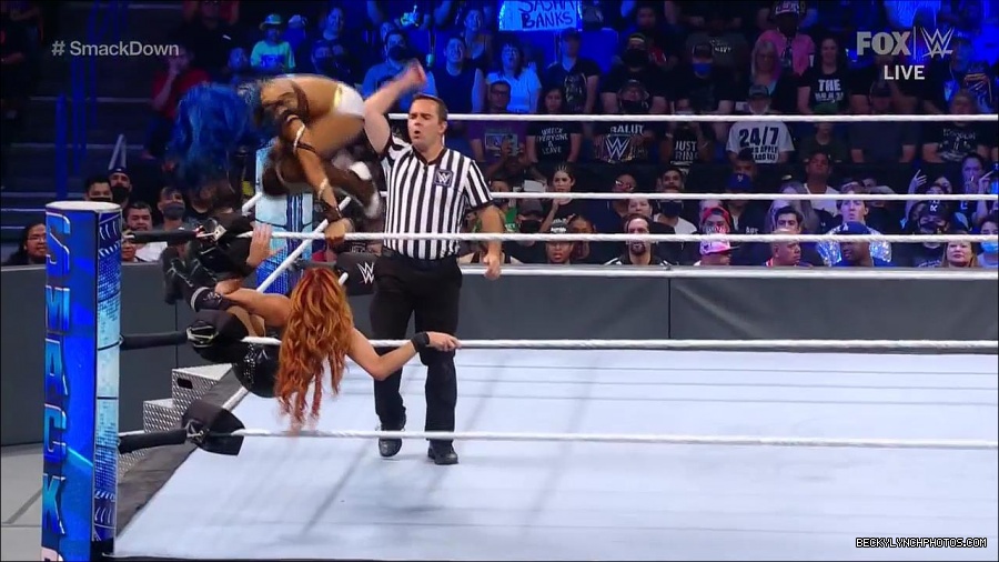 WWE_Supersized_SmackDown_2021_10_15_720p_HDTV_x264-NWCHD_mp4_005362835.jpg