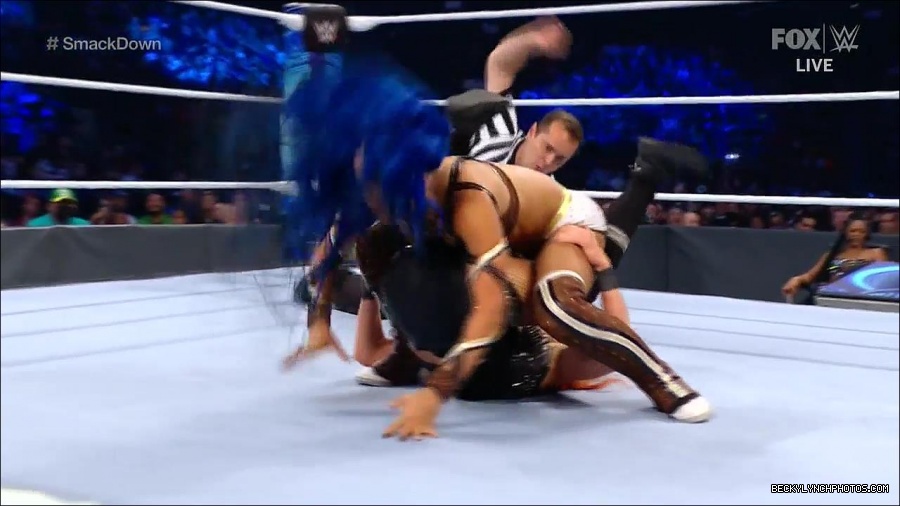 WWE_Supersized_SmackDown_2021_10_15_720p_HDTV_x264-NWCHD_mp4_005400072.jpg
