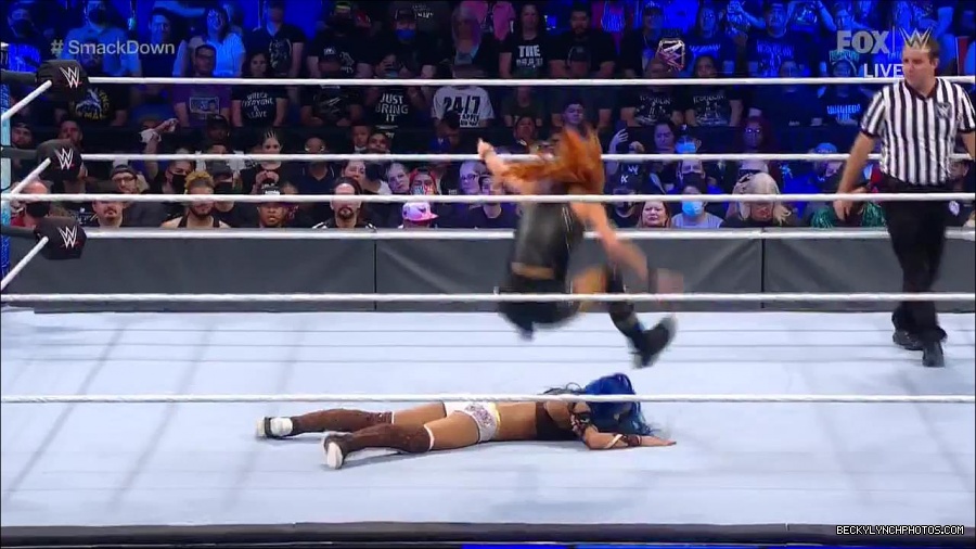 WWE_Supersized_SmackDown_2021_10_15_720p_HDTV_x264-NWCHD_mp4_005409081.jpg